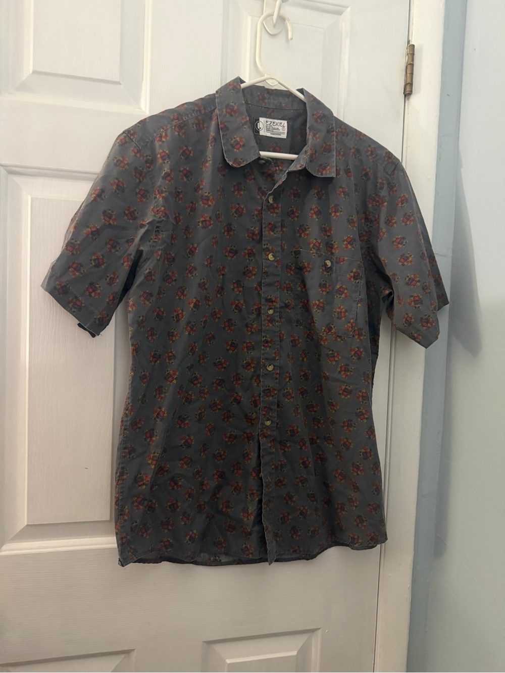 Ezekiel Men’s Large Gray Floral Short Sleeve Button Up Shirt Y2K
